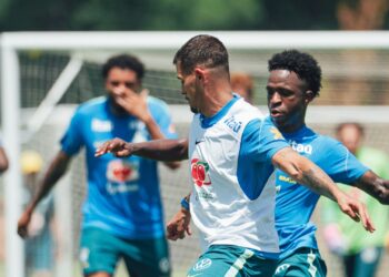 Jogadores do Brasil durante treino desta quinta-feira