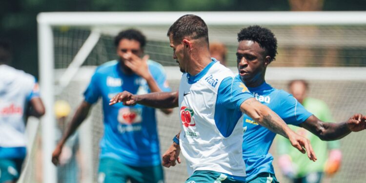 Jogadores do Brasil durante treino desta quinta-feira