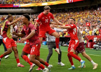Jogadores da Suíça comemorando classificação