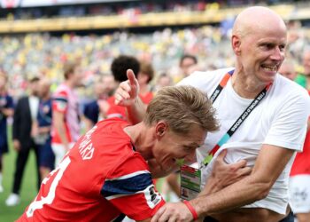 Solbakken, técnico da Noruega, comemorando classificação