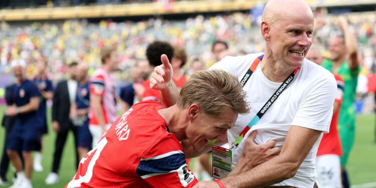 Solbakken, técnico da Noruega, comemorando classificação