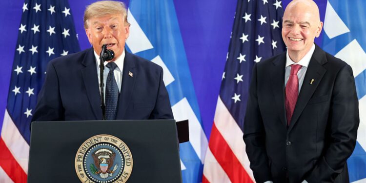 Donald Trump ao lado de Infantino