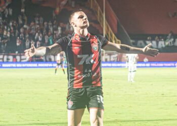Renato Kayzer comemorando gol