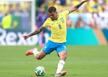 Bruno Guimarães batendo pênalti
