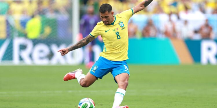 Bruno Guimarães batendo pênalti